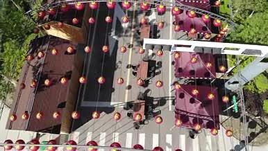 可克达拉朱雀湖美食街白天航拍视频的预览图